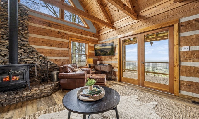Wears Valley Cabin | Pet Friendly*Mountain & Valley Views*Sleeps 8