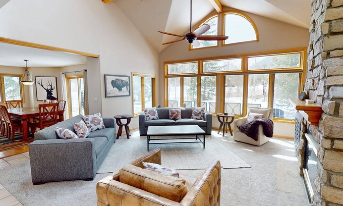 Three Peaks House | Pet Friendly, Private Hot Tub! Comfy, BIG Home. Garage. Easy Drive to Town