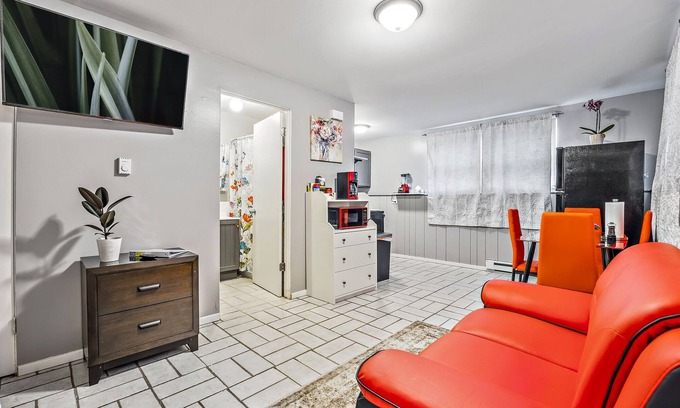 Aurora Apartment | Pet Friendly/RedStudio1116F/FastWiFi/BigTV/FreePKG/near Downtown Aurora.