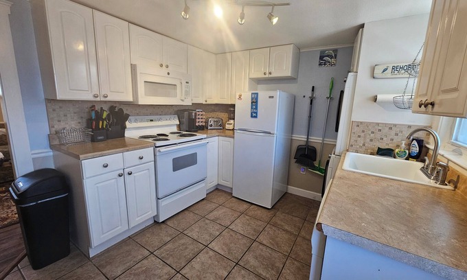 Rehoboth Beach Apartment | Pet Friendly Relaxing Getaway Private Apt Downtown Rehoboth 1.5 Blocks to Beach