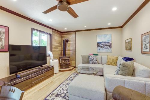 Aurora House | Pet-Friendly Retreat with Fenced Yard in Aurora