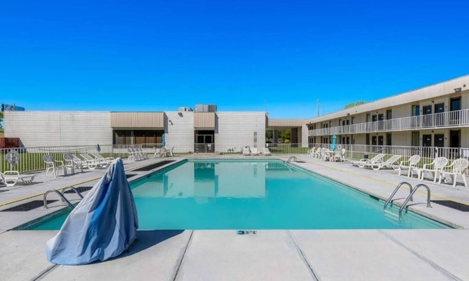 Hamilton Hotel | Pet-Friendly Room: Enjoy Your Stay with Outdoor Pool and Free Parking