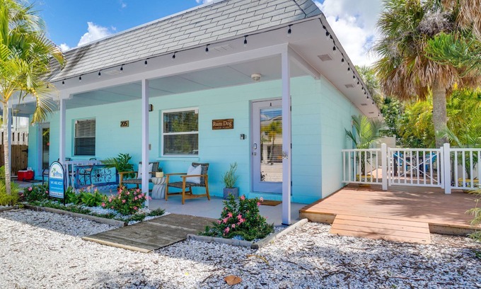 Holmes Beach House | Pet-Friendly - Rum Dog by SeaBreeze Vacation