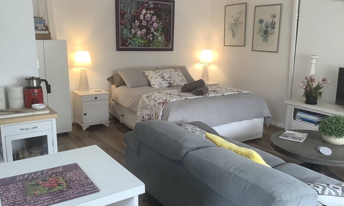 Blairgowrie Cottage | Pet friendly self contained accommodation set in a private garden