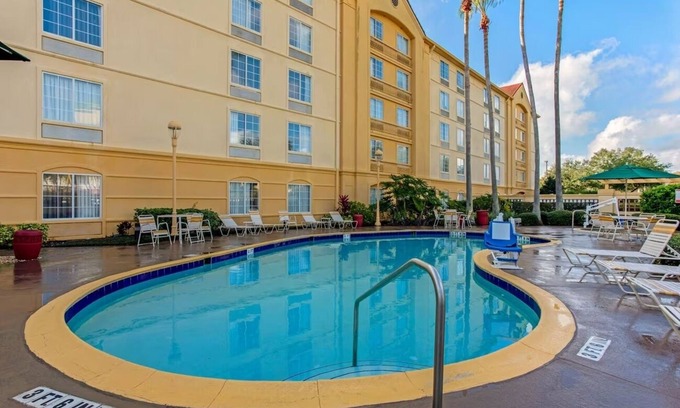 Airport North House | Pet-Friendly Stay – Comfortable Room Near the Airport | Pool | Free Shuttle