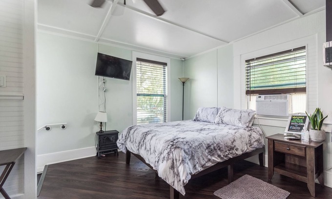Gainesville House | Pet friendly studio on 2nd level with a full bathroom and kitchen