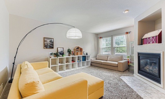 Broomfield House | Pet Friendly Townhome Near Parks