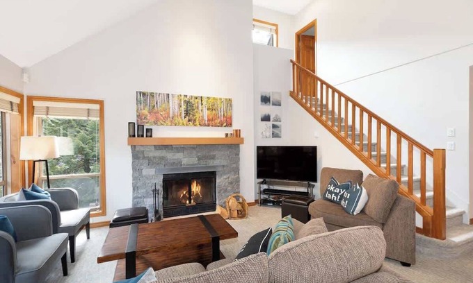 Upper Village House | Pet-Friendly Townhome w/BBQ Deck & Hot Tub Access