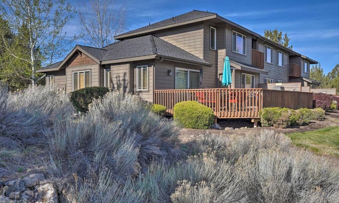 Redmond House | Pet-Friendly Townhome with Hot Tub in Redmond!