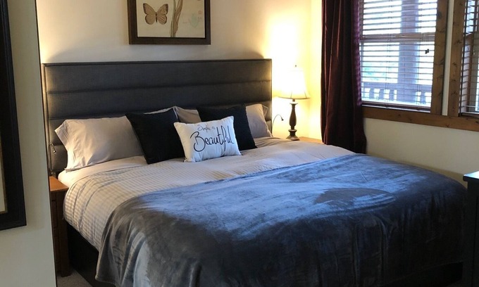 Okanagan-Similkameen Condo | Pet Friendly Vacation Condo with Updated Appliances & KING BED, Overlooking pool