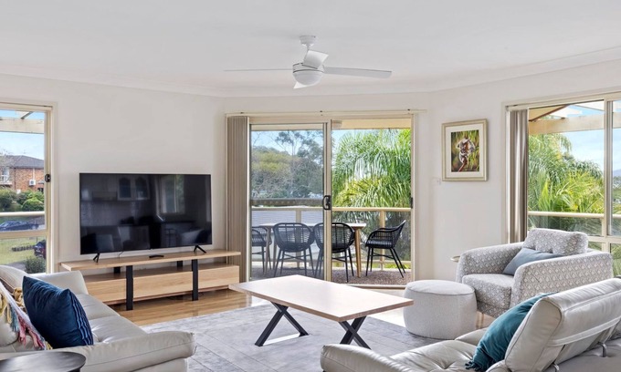 Corlette House | pet friendly - Views- Meters to the Beach & Anchorage Port Stephens