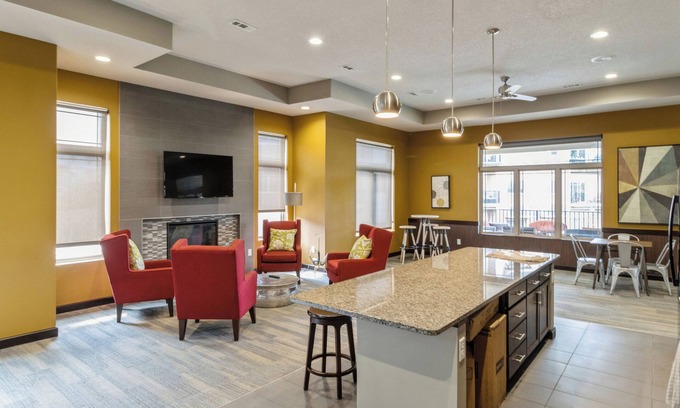 West Des Moines Apartment | Pet friendly1-bedroom with WiFi, pool, and gym in superb West Des Moines.