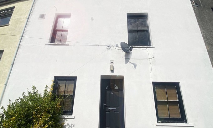 Pembroke Apartment | petfriendly courtyard flat sleeping 2 or 3, steps from Pembroke Millpond