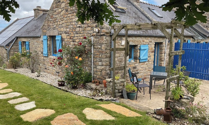 Plourin House | Petite Maison en Pierre Dans un Grand Jardin Fleuri
