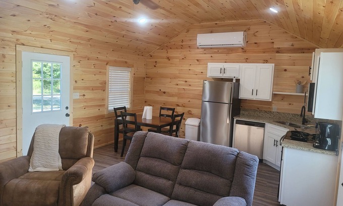 Genoa Cabin | Petite Piney Paradise in Texarkana, AR.nNew Cabin, Secluded, Cozy and Relaxing