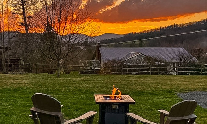 West Jefferson Cabin | Petite Retreat Available Labor Day Weekend!