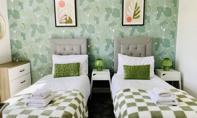 Halifax House | Pets OK | Halifax →10mins | 50” TV | Parking