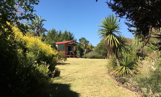 St Albans Park Cottage | Phar Lap Tree Cottage - A Winter Retreat with Breakfast Included
