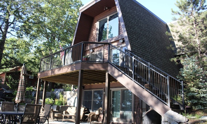 Annandale Cabin | Picturesque lake home w/separate entertainment lodge
