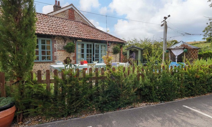 Dorchester House | PIDDLE INN, pet friendly, with a garden in Piddletrenthide