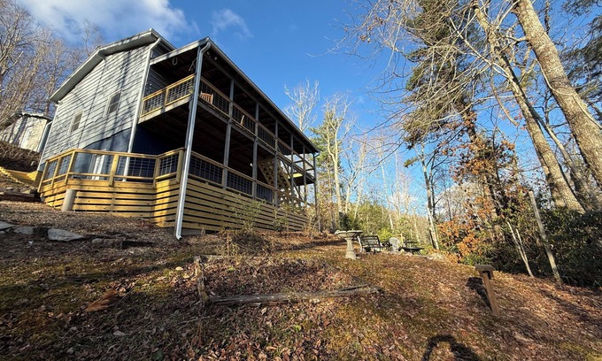 Newland Cabin | Piece of The Mountain! Charming cabin your perfect mountain getaway!