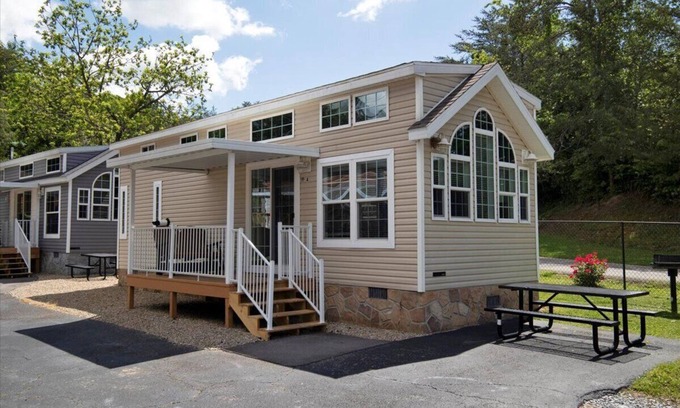 Gatlinburg - Pigeon Forge Cottage | Pigeon Forge 1BR Cottage with Loft