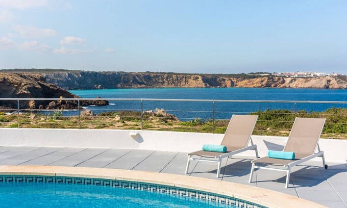 Punta Grossa Villa | Pilar · ❤️Villa Pilar❤️Frontline with great seaviews ❤️close to Beach ❤️free AC&WiFi
