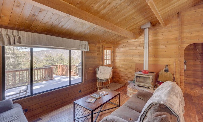 Pine Mountain Club Cabin | Pine Mountain Club Cabin Rental w/Pool Access!