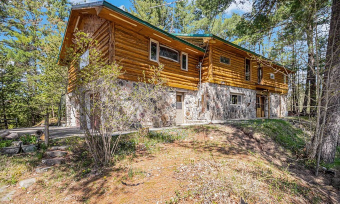 Tustin Cabin | Pine River Lodge - Hiking, Fishing, BBQ, AC, Wifi on over 40 acres