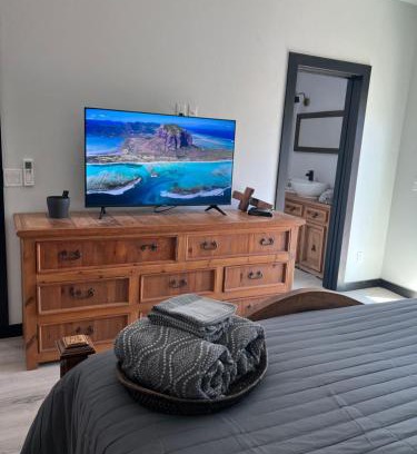 Diamond Valley House | Pine Tree With King Bed