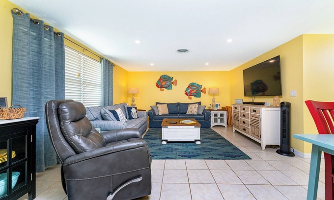 Englewood Villa | Pineapple Express at the Beach Shack Just one block from the beach!