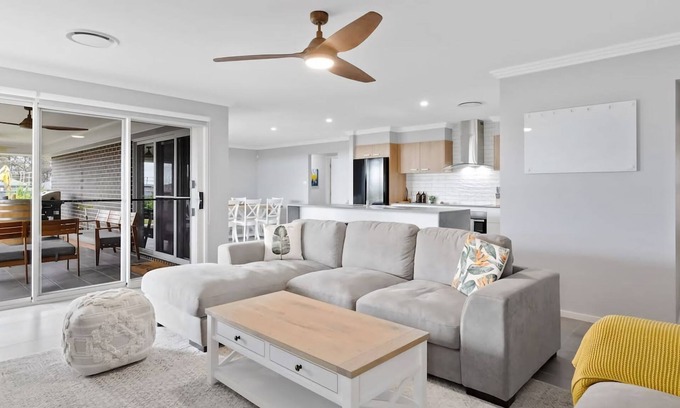 Cessnock House | Pineapple House Furry Friends Welcome