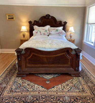 Cheesman Park Apartment | Pineapple House, Romantic 3 Bed 2 Bath Apt, Sleeps 6! Private Balcony! City Center! FREE Parking!