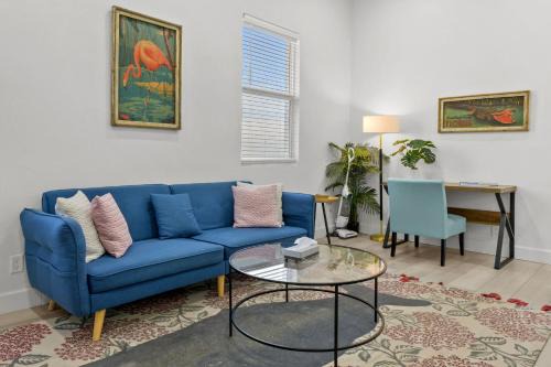 Gillespie Park Apartment | Pineapple Paradise #2 13 min to Beach Fire Pit