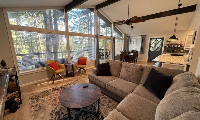 Kachina Village Cabin | Pinecone Cabin - BEAUTIFUL View And Remodel - Now With AC!