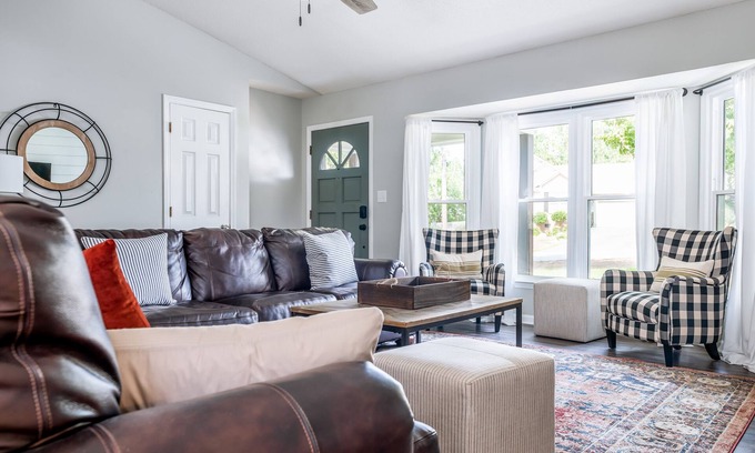 Pinehurst House | Pinehurst Cottage ★ Serves 8 ★ No Stairs ★ King Bed