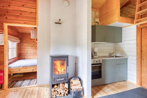 Pyha House | Pinetree Cottages Blue Cabin