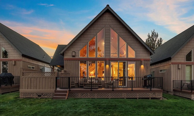 Redmond Ski Chalet | Pinewood Chalet in Eagle Crest on Golf Course - Hot Tub