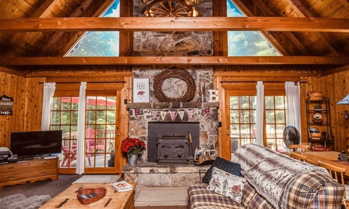 Sky Valley Cabin | Piney Bear Cabin in Deep Creek Lake, MD - DOG FRIENDLY