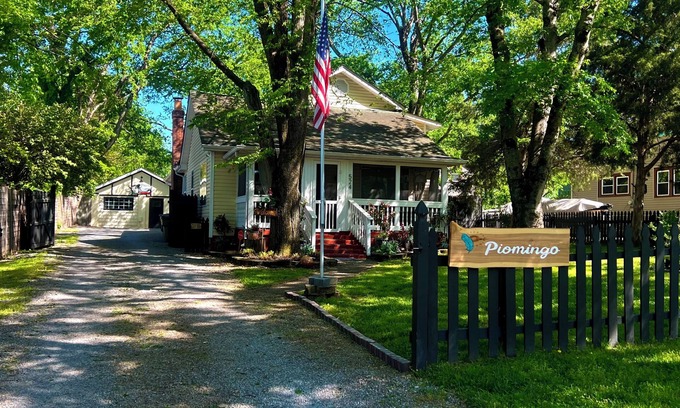 Urbandale Nations House | Piomingo - Minutes from Broadway, Eclectic Design, Screened patios! Best Vibe