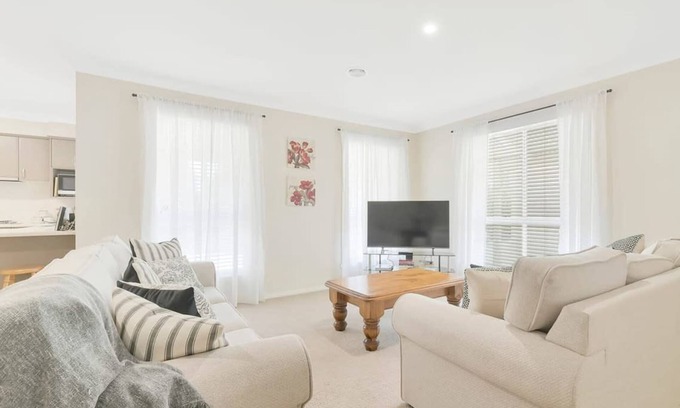Bathurst Apartment | Piper St - Sleek & Stylish, CBD, Wi-Fi