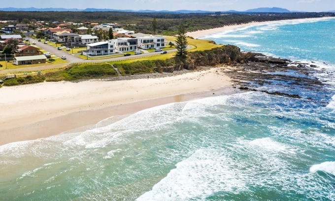 Wallabi Point House | Pippies on the Beach Wallabi Pt. Beach over the road. Incl sheets & bath towels!