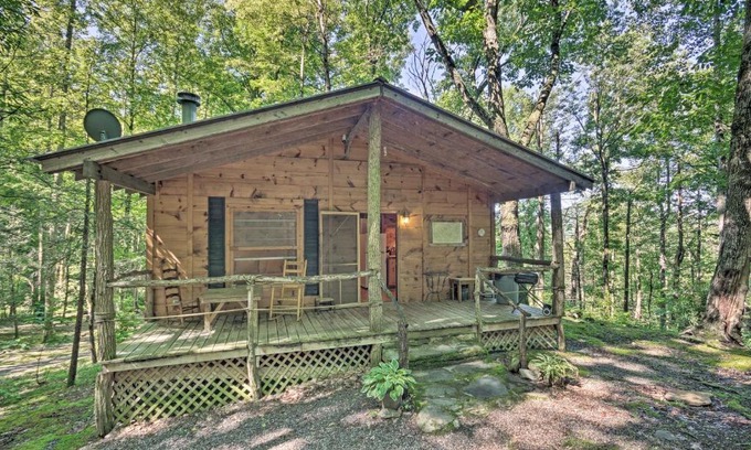 Barnardsville House | Pisgah Forest The Oak Cabin with Deck by Creek