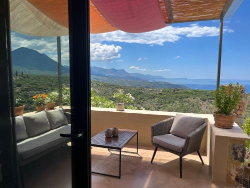 Kardamyli Apartment | Pituresque stonehouse with endless view