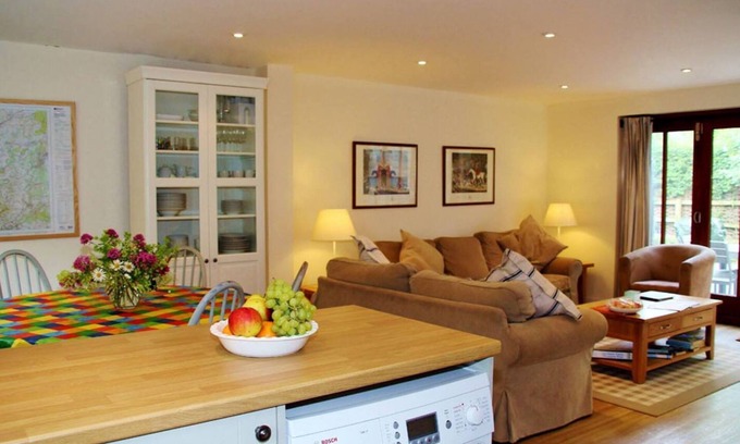 East Tisted Cottage | Pleasure Row - a cottage that sleeps 8 guests in 3 bedrooms