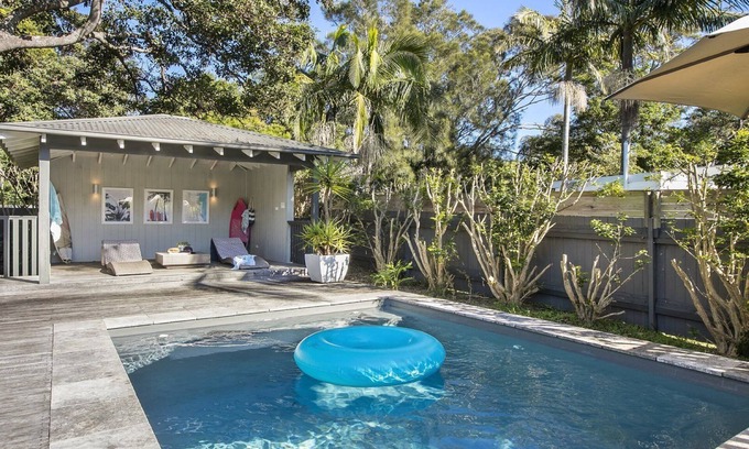 Macmasters Beach House | Plunge pool and flat 100m walk to beach
