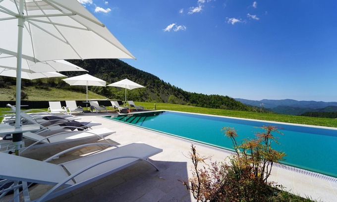 Zignago Villa | PODERE GAIA 10P, by VILLASRETREATS, w/Pool, A/C, BBQ, Near 5 Terre