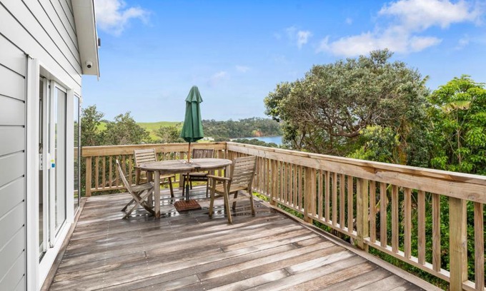 Mahurangi East House | Pohutukawa Paradise - Martins Bay Holiday Home