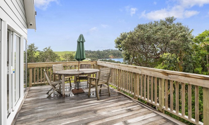 Mahurangi East House | Pohutukawa Paradise - Martins Bay Holiday Home