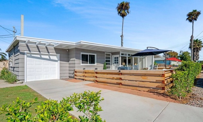 South Oceanside House | "POINT BREAK! House 2-King Beds, 1-Block to Beach!